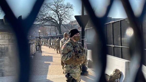 Военнослужащие у здания Капитолия в Вашингтоне