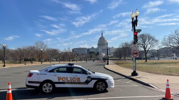 Полицейский автомобиль у здания Капитолия в Вашингтоне
