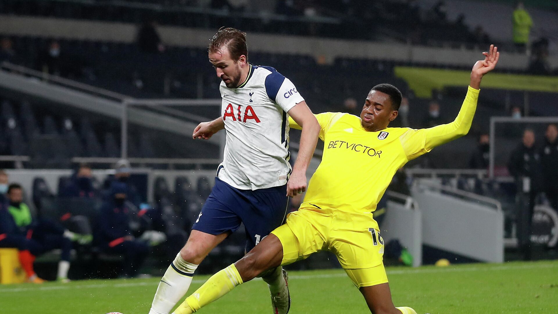 Tottenham Hotspur's English striker Harry Kane vies with Fulham's English defender Tosin Adarabioyo (R) during the English Premier League football match between Tottenham Hotspur and Fulham at Tottenham Hotspur Stadium in London, on January 13, 2021. (Photo by MATTHEW CHILDS / POOL / AFP) / RESTRICTED TO EDITORIAL USE. No use with unauthorized audio, video, data, fixture lists, club/league logos or 'live' services. Online in-match use limited to 120 images. An additional 40 images may be used in extra time. No video emulation. Social media in-match use limited to 120 images. An additional 40 images may be used in extra time. No use in betting publications, games or single club/league/player publications. /  - РИА Новости, 1920, 14.01.2021