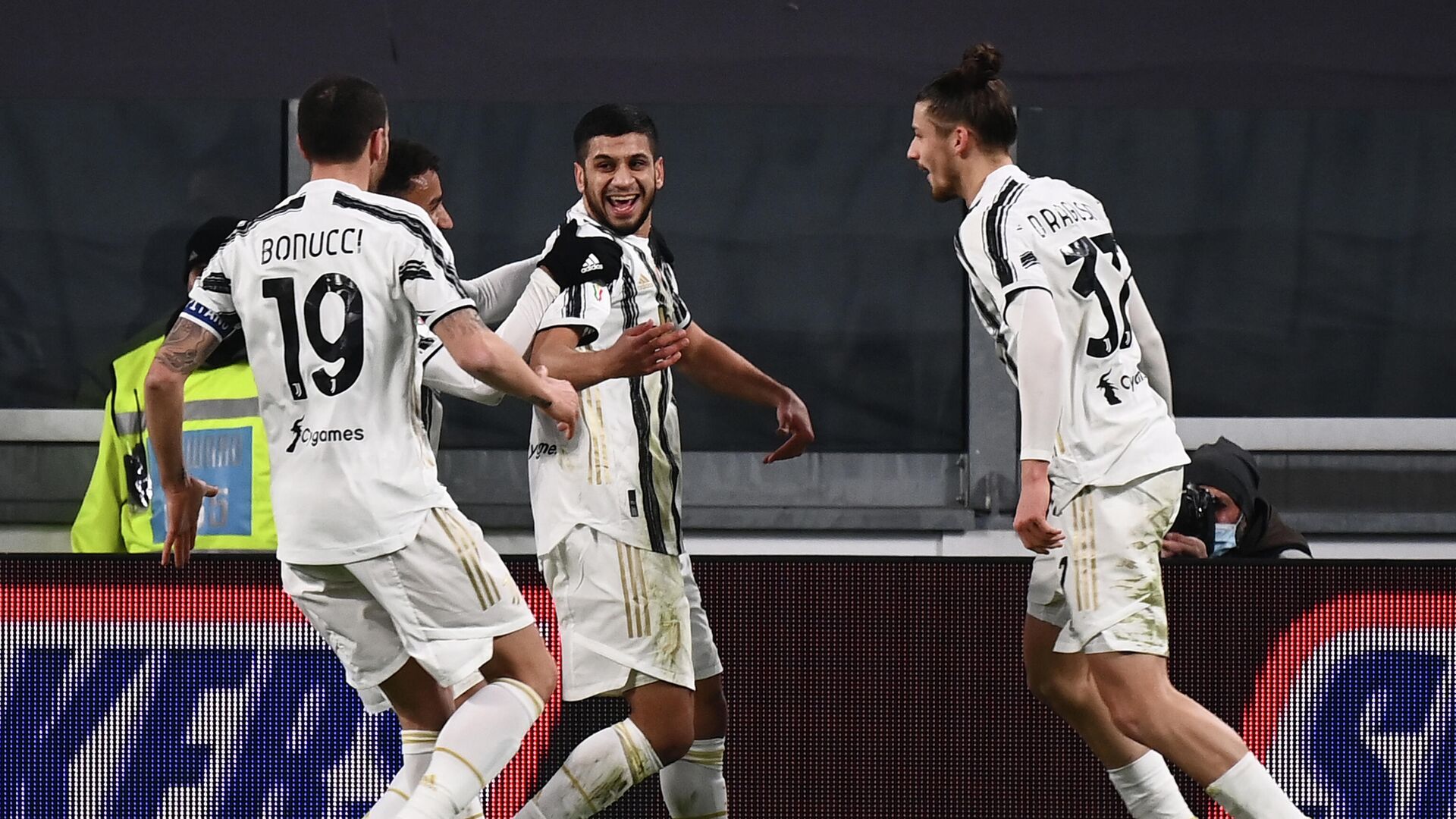 Juventus' Tunisian midfielder Hamza Rafia (C) celebrates after he scored during the Italian Cup (Coppa Italia) round of sixteen football match Juventus vs Genoa on January 13, 2021 at the Juventus stadium in Turin. (Photo by Marco BERTORELLO / AFP) - РИА Новости, 1920, 14.01.2021