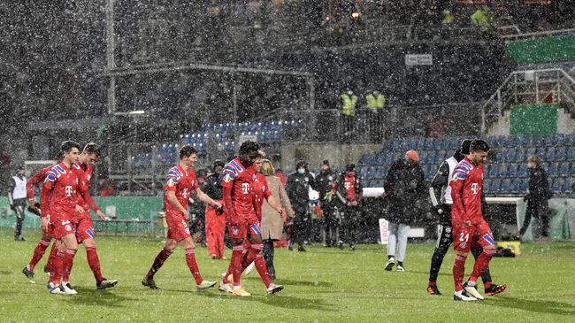 Bayern Munich's players leave the pitch after losing in a penalty shootout following extra time during the German Cup (DFB Pokal) second round football match between Holstein Kiel and FC Bayern Munich in Kiel, northern Germany, on January 13, 2021. - Second division football club Kiel knocked Bayern Munich out of German Cup on penalties. (Photo by FABIAN BIMMER / POOL / AFP) / DFB REGULATIONS PROHIBIT ANY USE OF PHOTOGRAPHS AS IMAGE SEQUENCES AND QUASI-VIDEO.