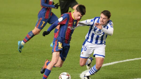 Real Sociedad's Spanish midfielder Ander Guevara (R) vies with Barcelona's Spanish midfielder Pedri during the Spanish Super Cup semi final football match between Real Sociedad and FC Barcelona at the Nuevo Arcangel stadium in Cordoba on January 13, 2021. (Photo by CRISTINA QUICLER / AFP)
