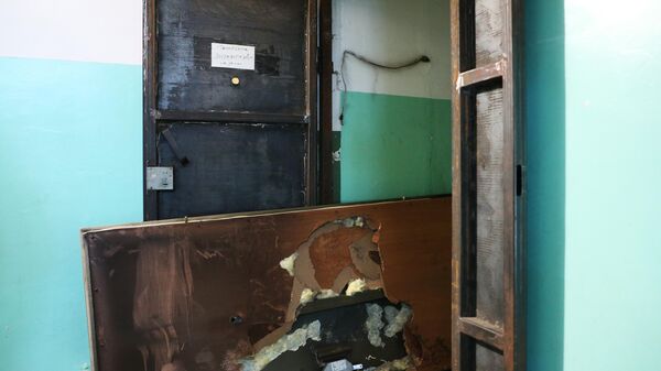 Поврежденная дверь в квартиру в жилом доме на улице Белорусской в Хабаровске, где произошел пожар