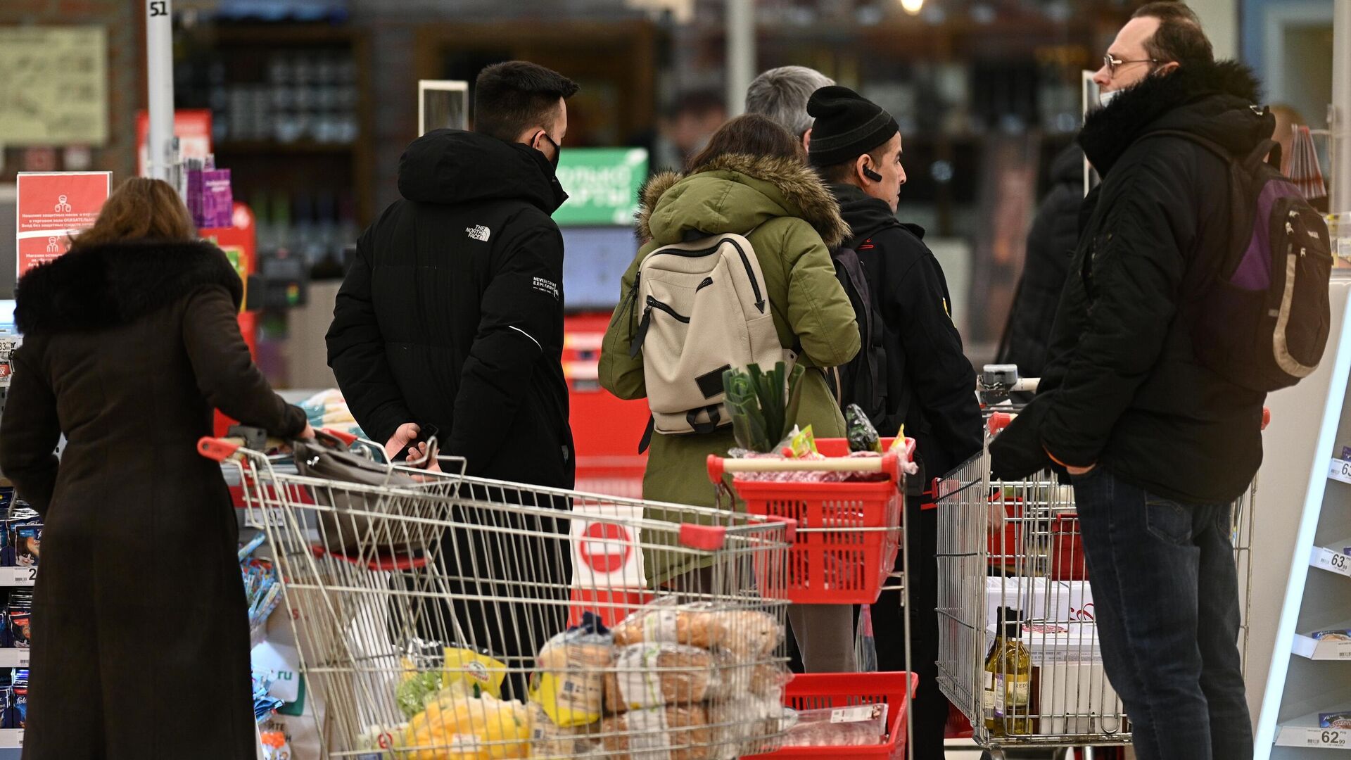 Покупатели в очереди возле кассы в гипермаркете Ашан - РИА Новости, 1920, 26.01.2021
