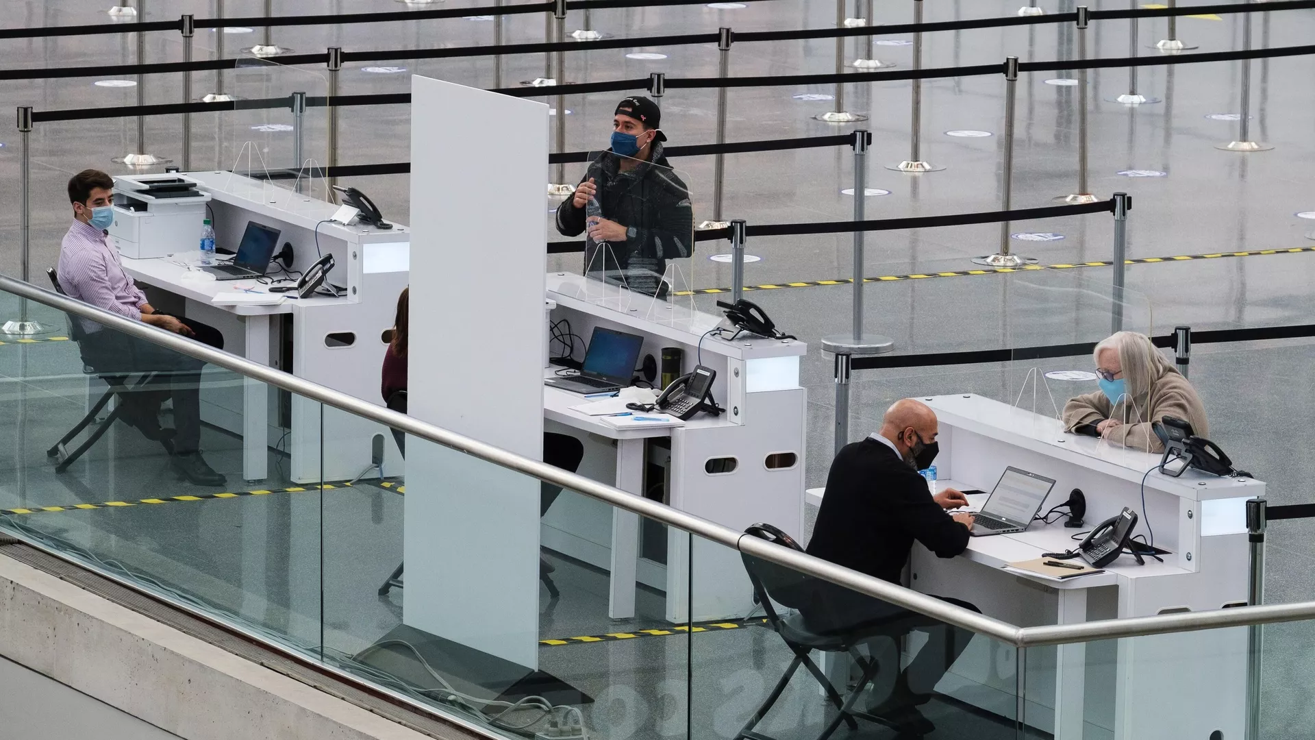 Сотрудники и посетители в центре вакцинации от коронавируса на территории конференц-центра Якоба Явица в Нью-Йорке - РИА Новости, 1920, 16.02.2021