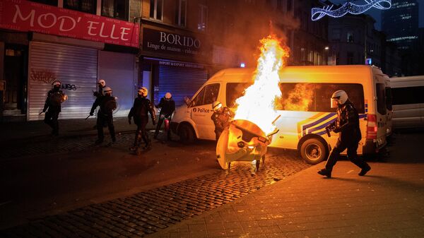 Полицейские во время акции протеста в столице Бельгии Брюсселе