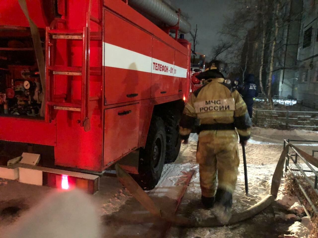 Огонь с загоревшегося в Пермском крае газопровода перешел на соседние дома  - РИА Новости, 08.02.2024