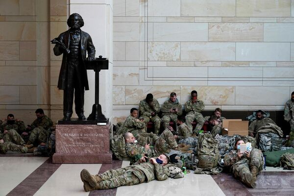 Военнослужащие отдыхают в здании Капитолия в Вашингтоне