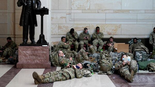 Военнослужащие отдыхают в здании Капитолия в Вашингтоне