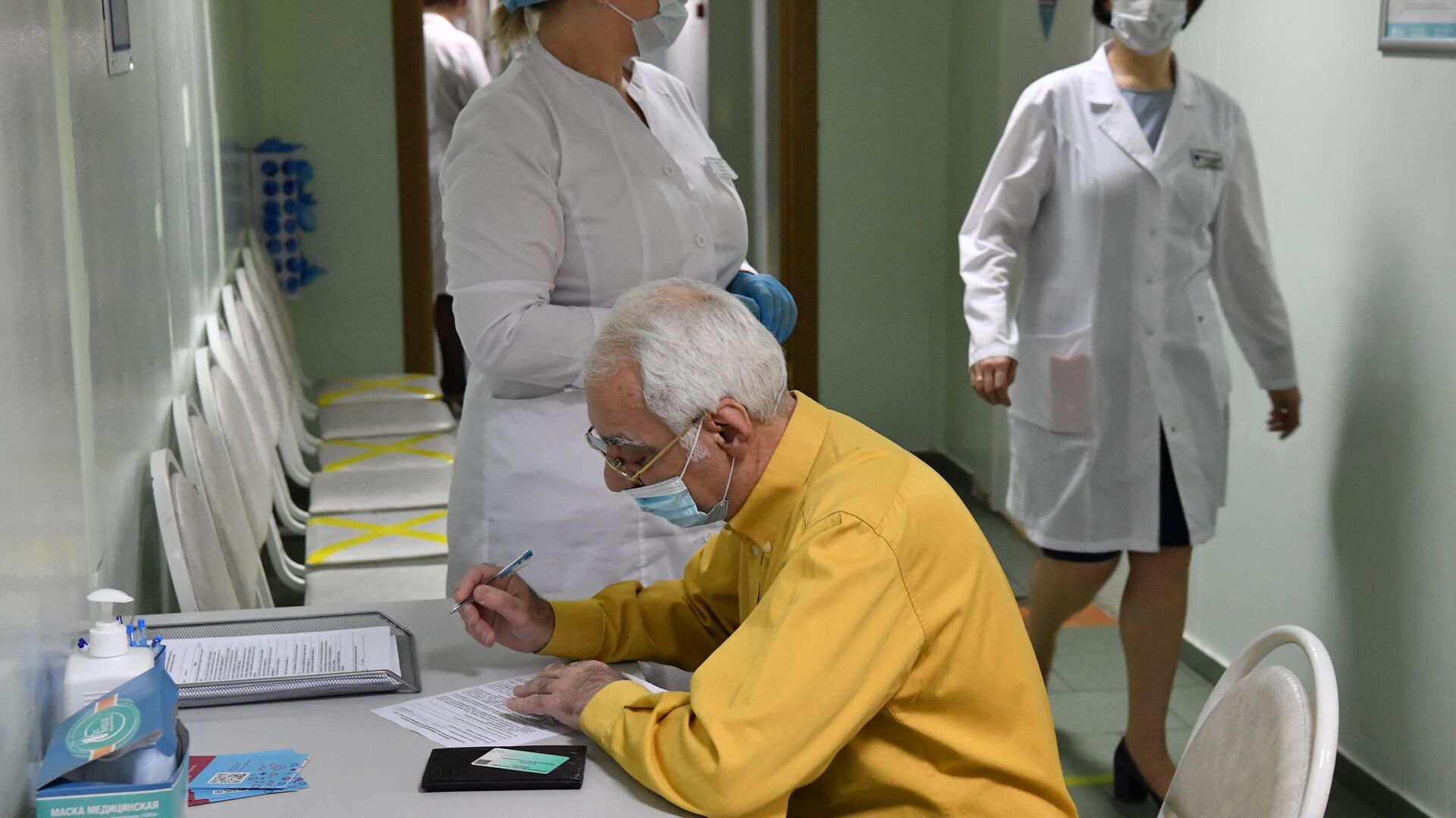 Медработники и пожилой пациент перед вакцинацией от коронавируса COVID-19 вакциной Спутник V в Москве - РИА Новости, 1920, 20.04.2021