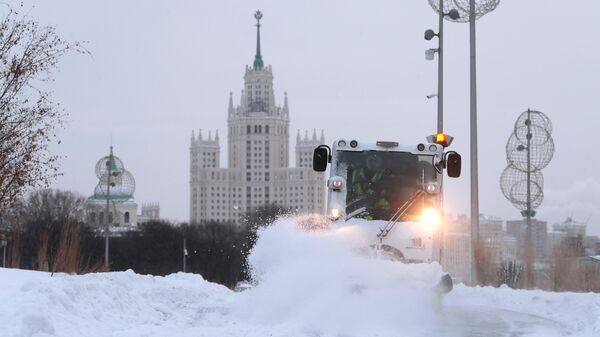 Снегоуборочная техника в природно-ландшафтном парке Зарядье в Москве