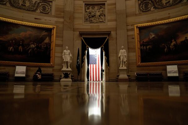 Американский флаг в здании Капитолия в Вашингтоне