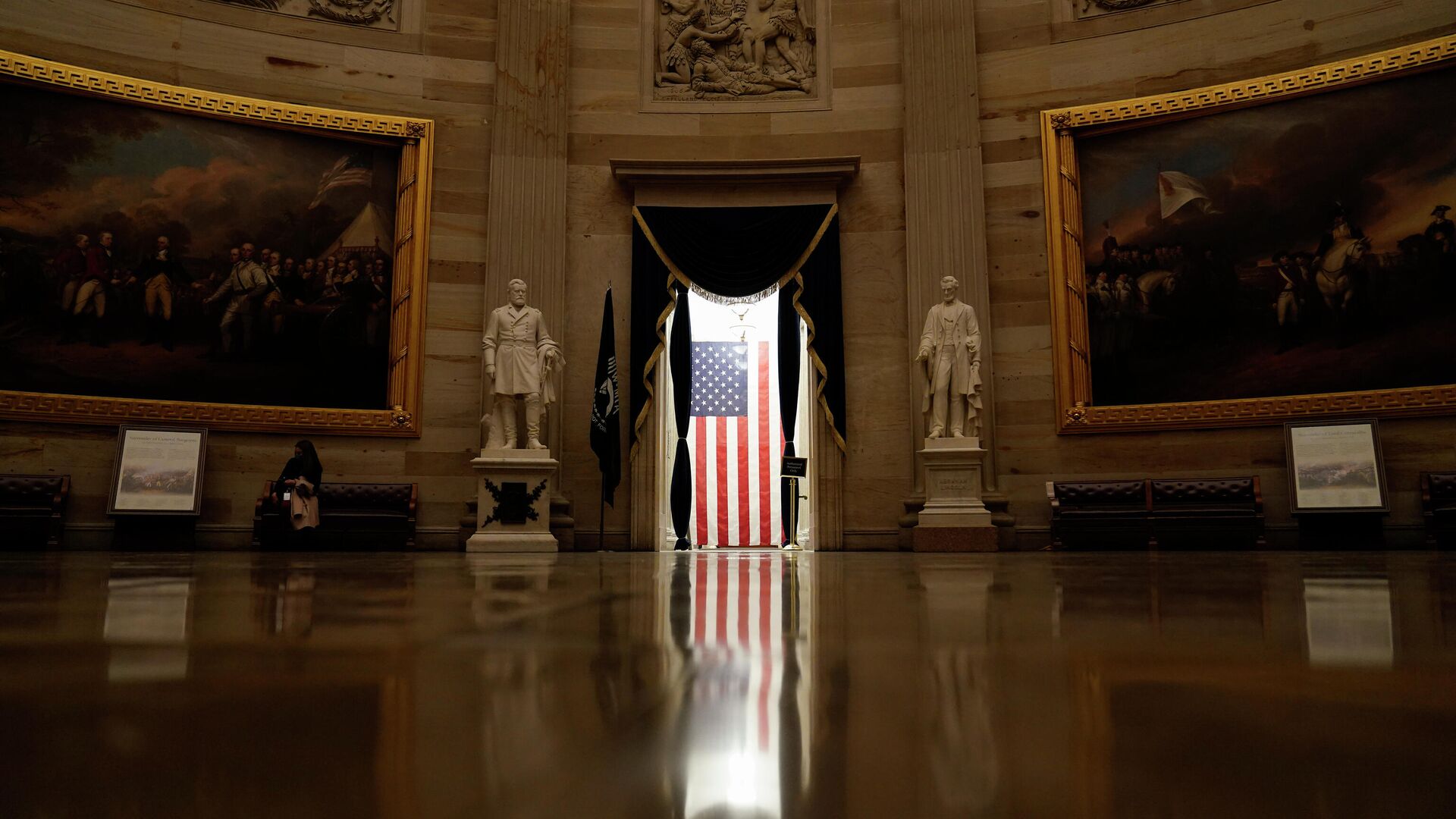 Американский флаг в здании Капитолия в Вашингтоне - РИА Новости, 1920, 09.02.2021