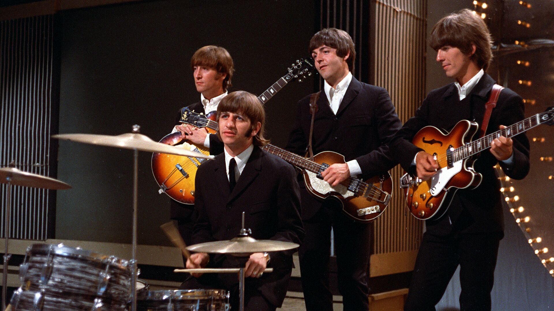 Группа The Beatles перед выступлением на телестудии в Лондоне. 1966  - РИА Новости, 1920, 25.11.2021