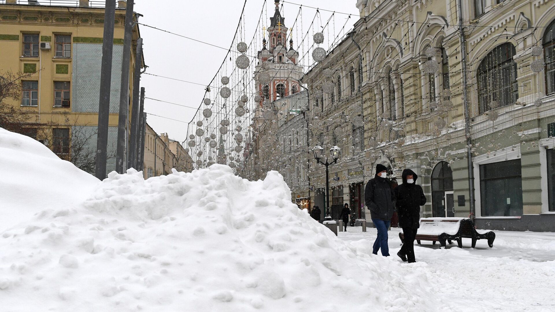 Каким будет январь в москве. Снегопад в Москве 14.12.2021. Снегопад в Москве. Сугробы в Москве. Москва в январе.