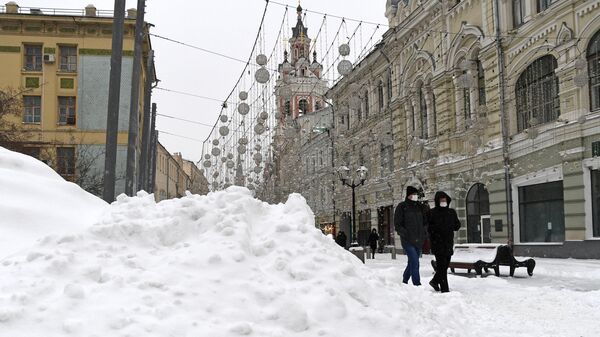 Прохожие на заснеженной Никольской улице в Москве
