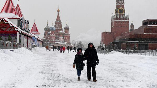 Прохожие на заснеженной Красной площади в Москве