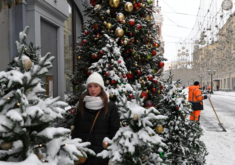 Уборка снега на Никольской улице в Москве