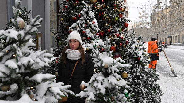 Уборка снега на Никольской улице в Москве