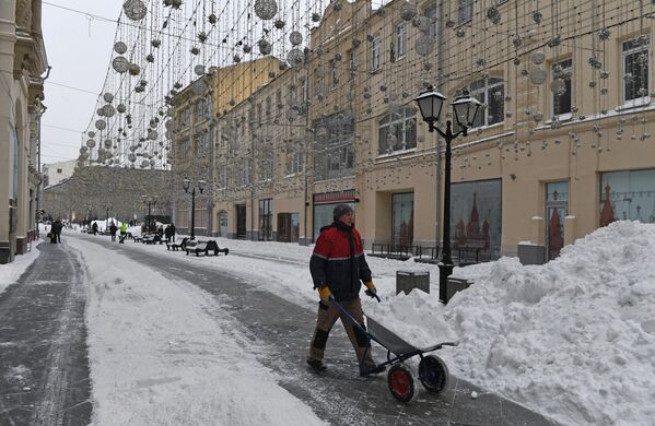 Уборка снега на Никольской улице в Москве