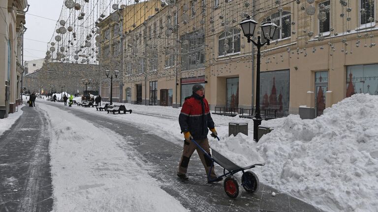 Уборка снега на Никольской улице в Москве