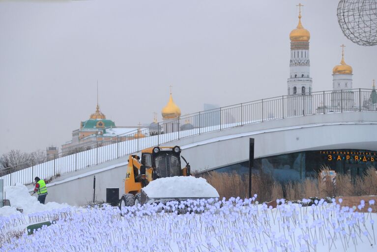 Снегоуборочная техника в природно-ландшафтном парке Зарядье в Москве