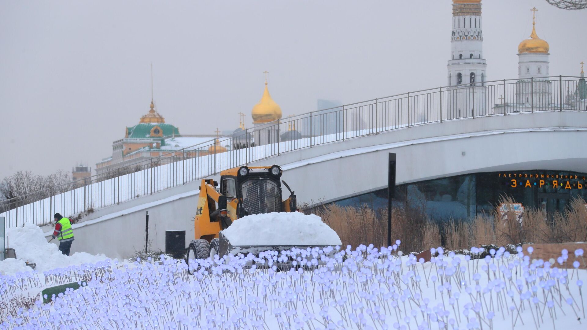 Снегоуборочная техника в природно-ландшафтном парке Зарядье в Москве - РИА Новости, 1920, 14.01.2021
