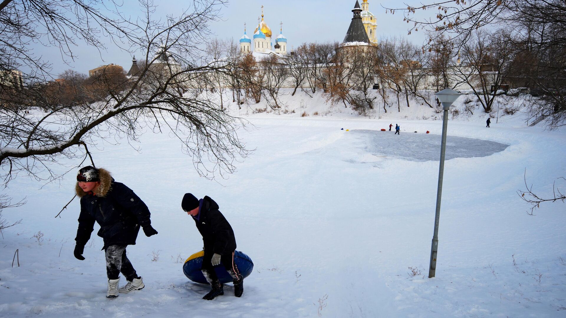 Дети катаются на ватрушке возле Новоспасского монастыря в Москве - РИА Новости, 1920, 18.01.2021