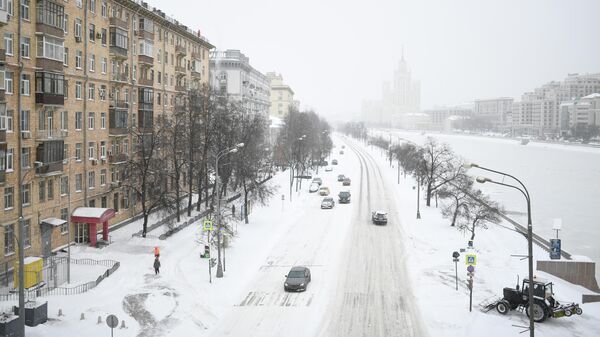 Космодамианская набережная в Москве во время снегопада