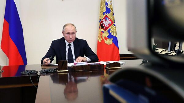 Президент РФ Владимир Путин во время встречи в режиме видеоконференции с главой Удмуртии Александром Бречаловым