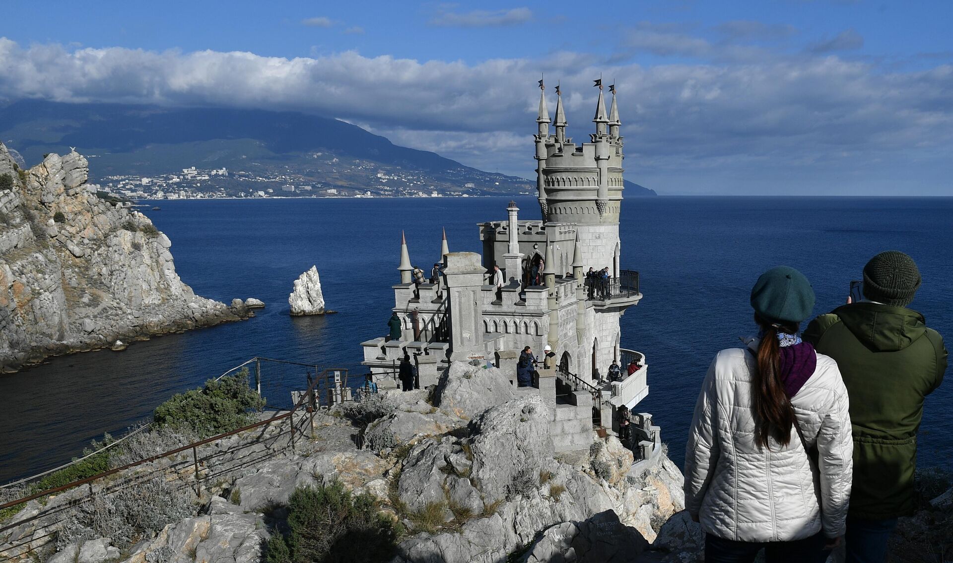 Дворец-замок Ласточкино гнездо в Крыму Дворец-замок Ласточкино гнездо в Крыму - РИА Новости, 1920, 25.02.2025