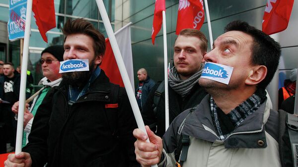 Протесты против блокировки аккаунтов в сети Facebook в Варшаве 