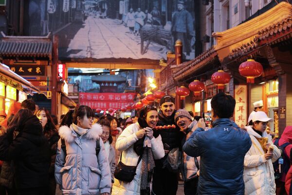 Туристы на рынке уличной еды Ванфуцзин в Пекине