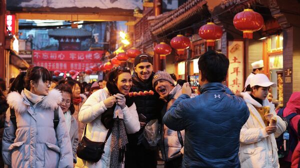 Туристы на рынке уличной еды Ванфуцзин в Пекине