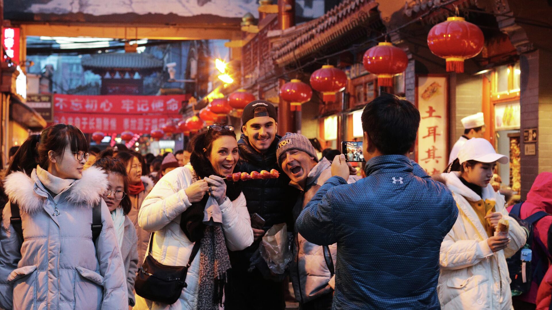 Туристы на рынке уличной еды Ванфуцзин в Пекине - РИА Новости, 1920, 02.02.2024