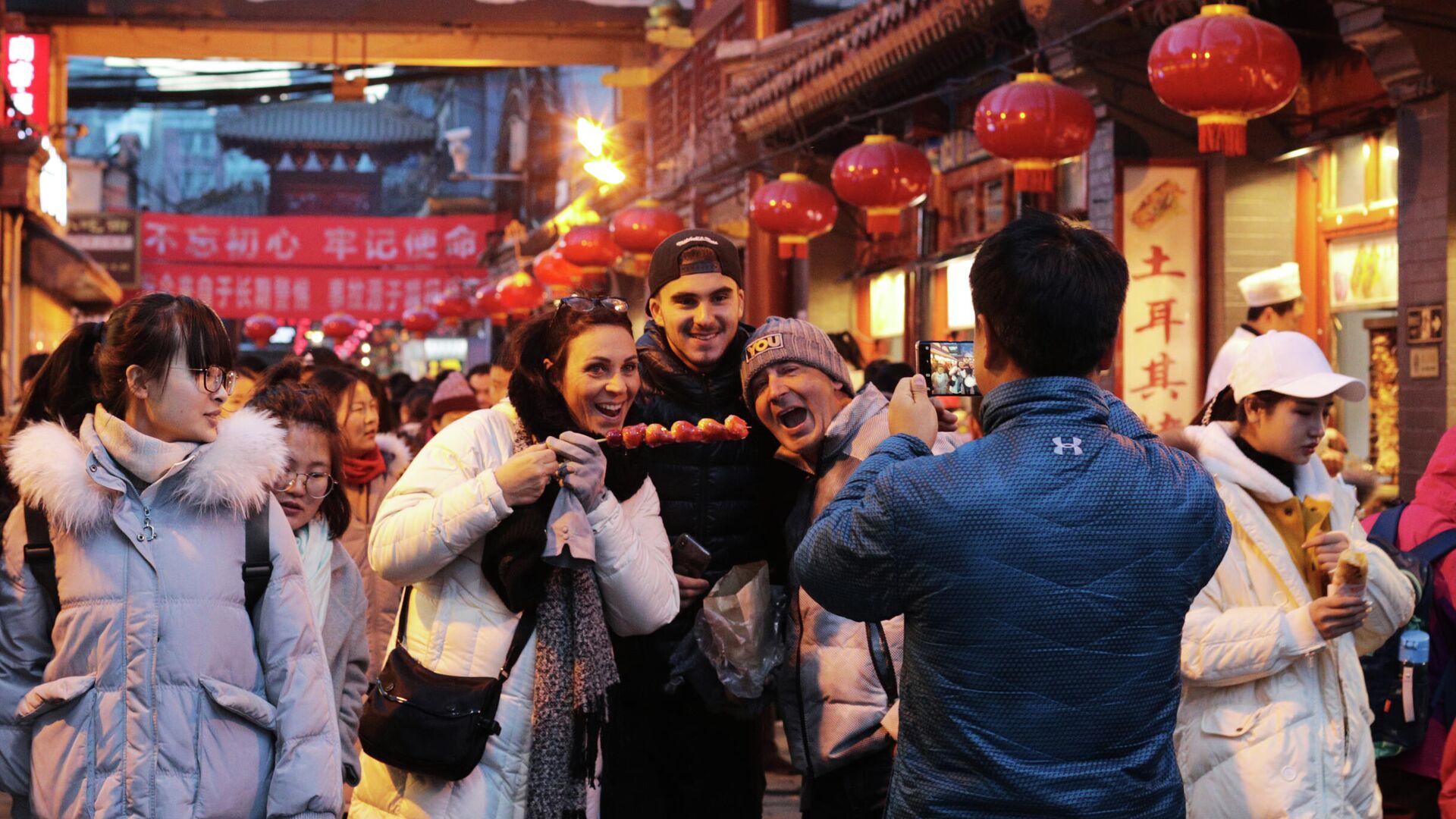 Туристы на рынке уличной еды Ванфуцзин в Пекине - РИА Новости, 1920, 19.07.2021