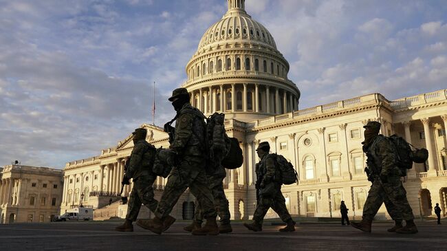 Военнослужащие Национальной гвардии США у здания Капитолия в Вашингтоне