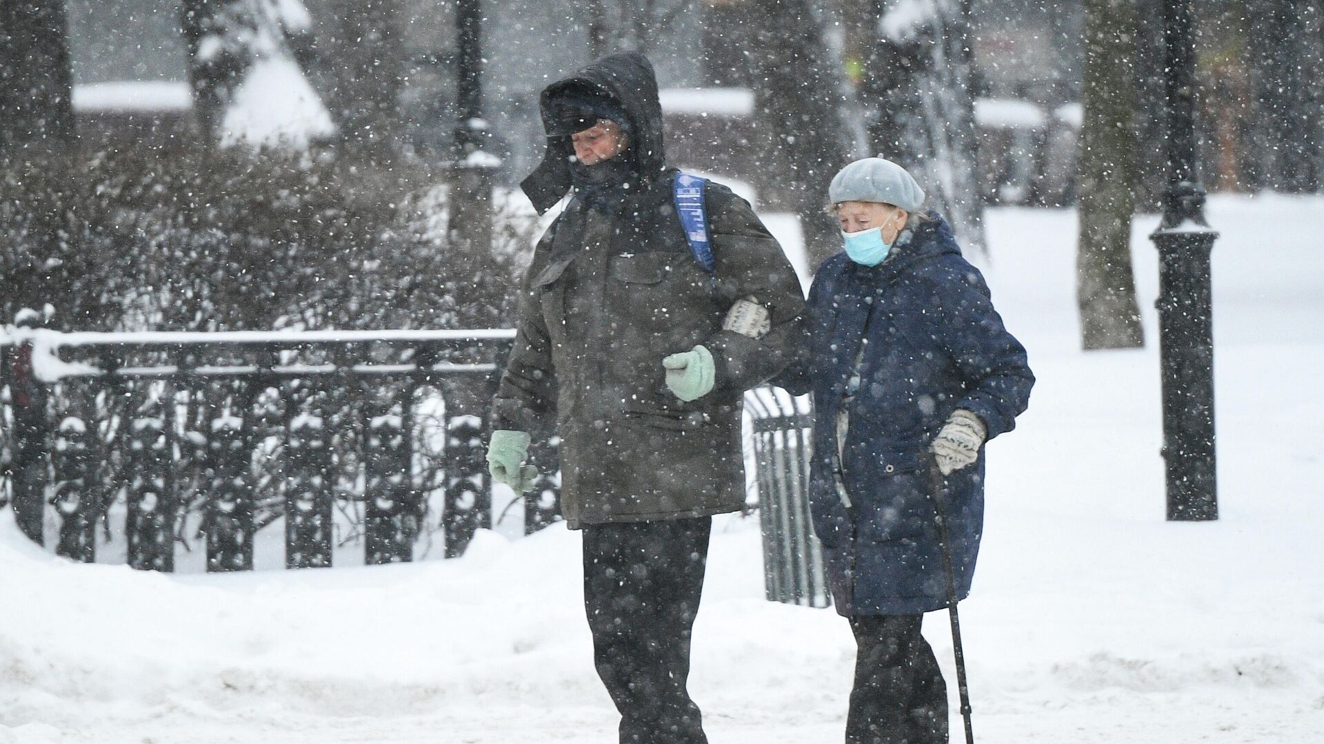 Прохожие идут по Каланчевской улице в Москве во время снегопада - РИА Новости, 1920, 15.01.2021