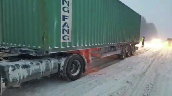 В Цивильском районе Чувашии автоинспекторы помогли водителю фуры, который не мог выехать из снежного завала