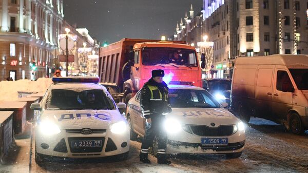 Автомобили сотрудников ДПС во время снегопада в центре Москвы