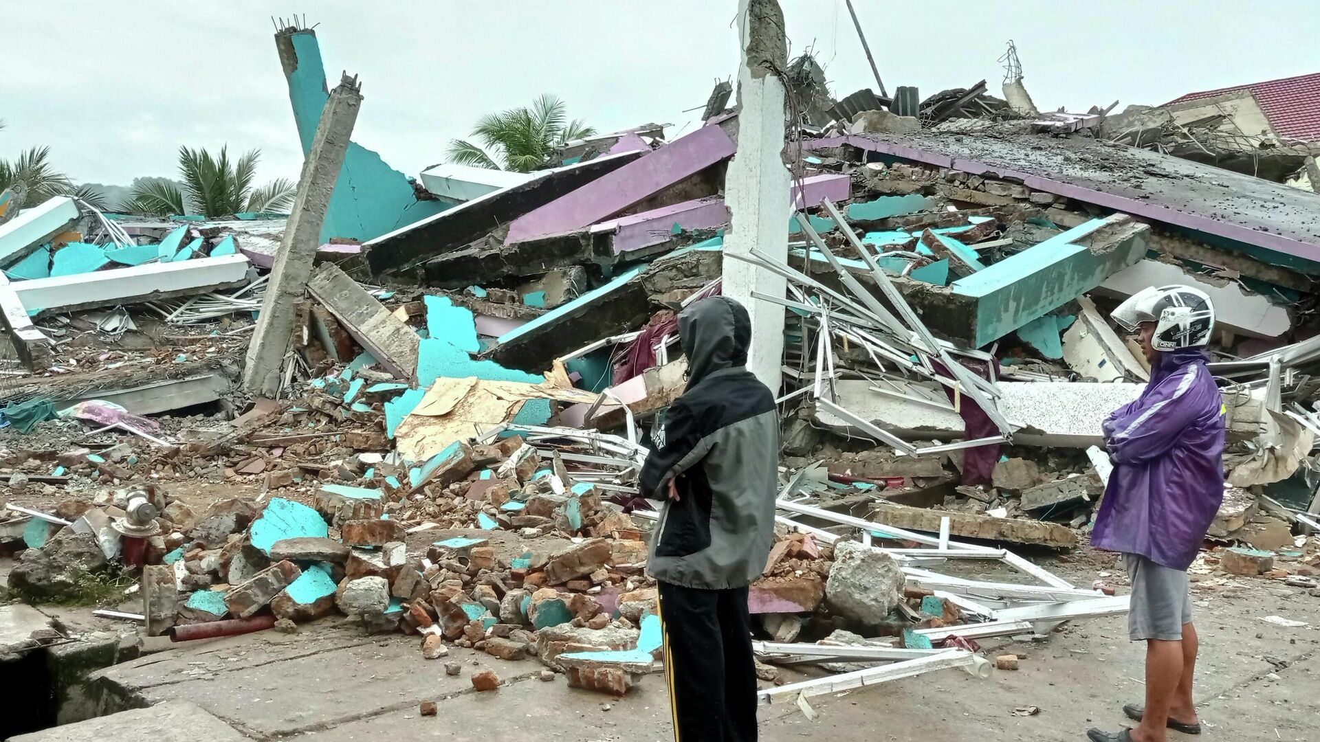Здание больницы в индонезийском городе Мамуджу, разрушенное в результате землетрясения  - РИА Новости, 1920, 15.01.2021