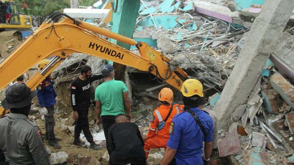 Здание больницы в индонезийском городе Мамуджу, разрушенное в результате землетрясения