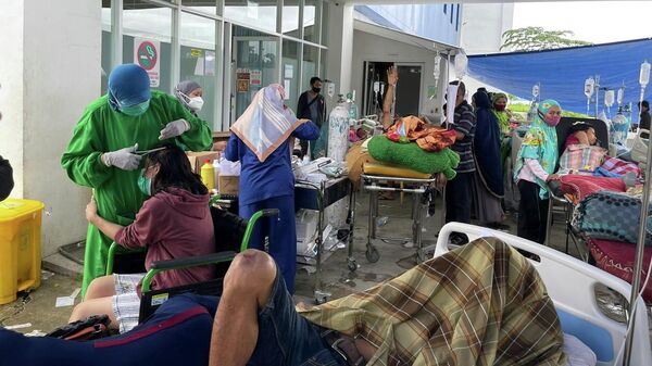 Раненые люди возле отделения неотложной помощи, после землетрясения в Мамудж, Индонезия