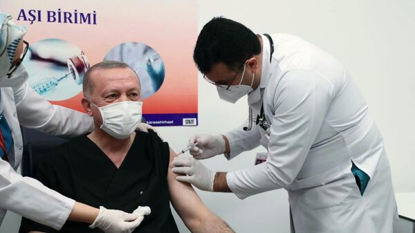 Президент Турции Тайип Эрдоган во время вакцинации от коронавируса вакциной Sinovac CoronaVac в городской больнице Анкары