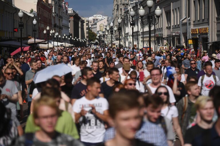 Отдыхающие гуляют по улице Старый Арбат в Москве