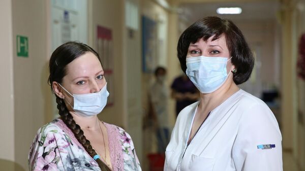 Пациентка Оксана Шеломенцева (слева), спасённая сотрудниками городского перинатального центра Иркутска после заболевания коронавирусом на 32-й неделе беременности