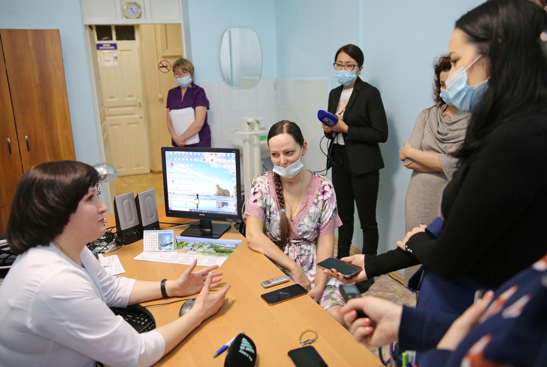 Пациентка Оксана Шеломенцева (в центре), спасённая сотрудниками городского перинатального центра Иркутска после заболевания коронавирусом на 32-й неделе беременности - РИА Новости, 1920, 15.01.2021