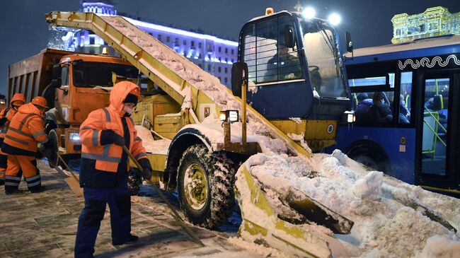 Сотрудники коммунальных служб убирают снег