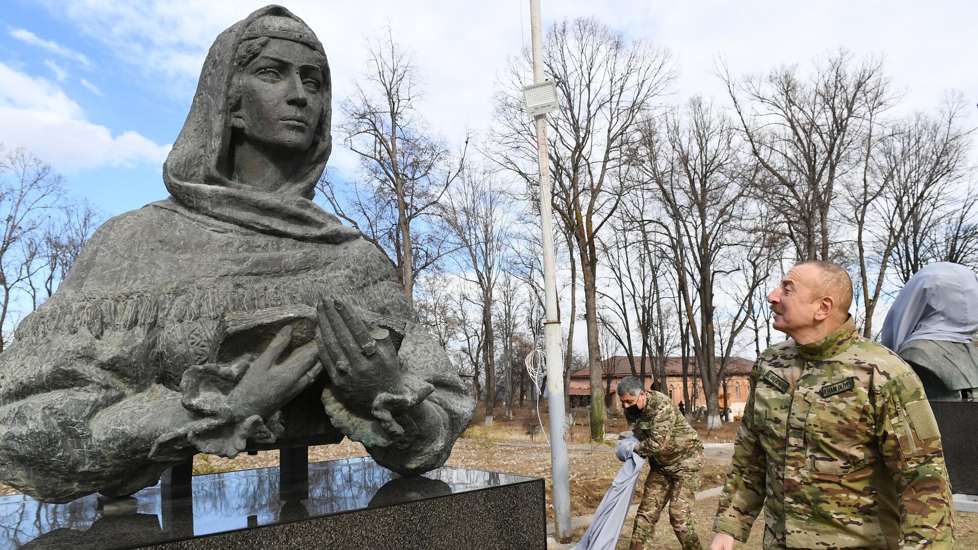 Президент Азербайджана Ильхам Алиев на открытии памятника поэтессе Натаван в городе Шуша - РИА Новости, 1920, 27.01.2021