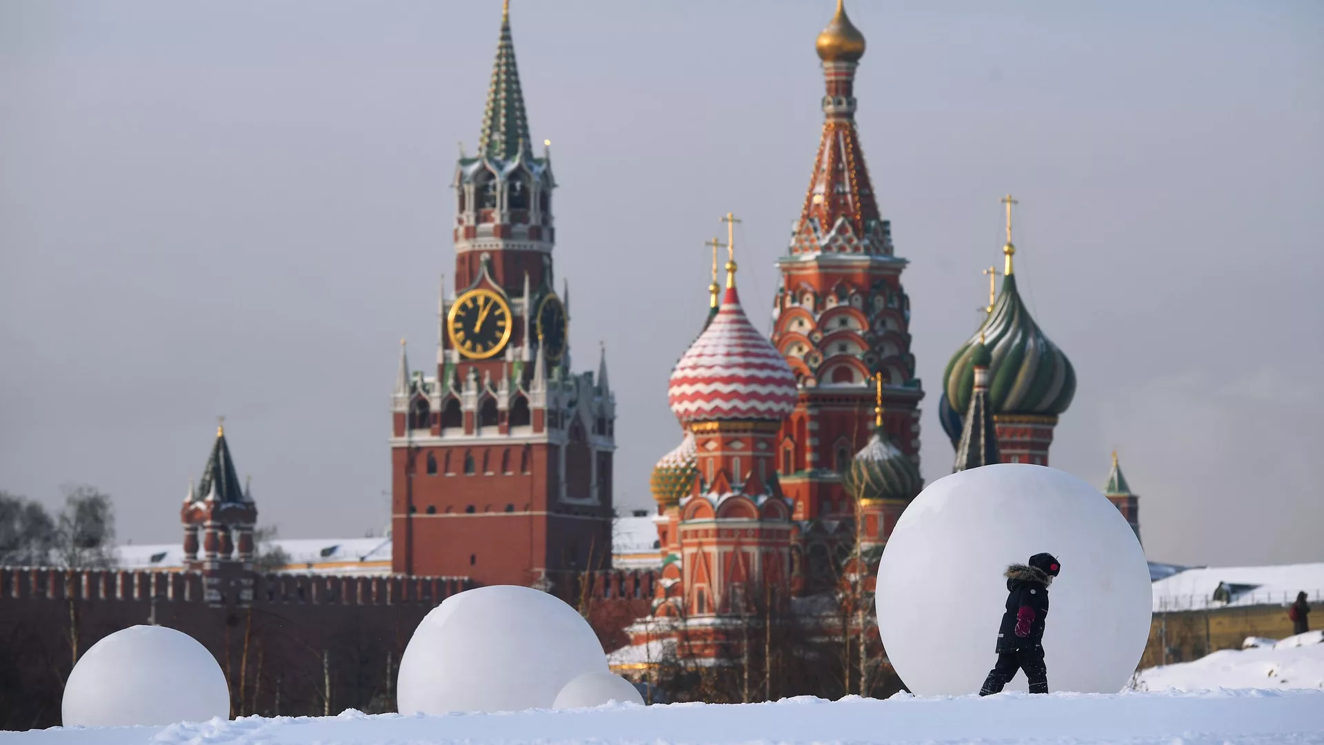 Покровский собор и Спасская башня Кремля - РИА Новости, 1920, 03.02.2021